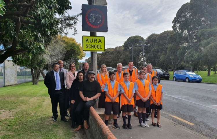 Bilingual school traffic signs unveiled in Napier