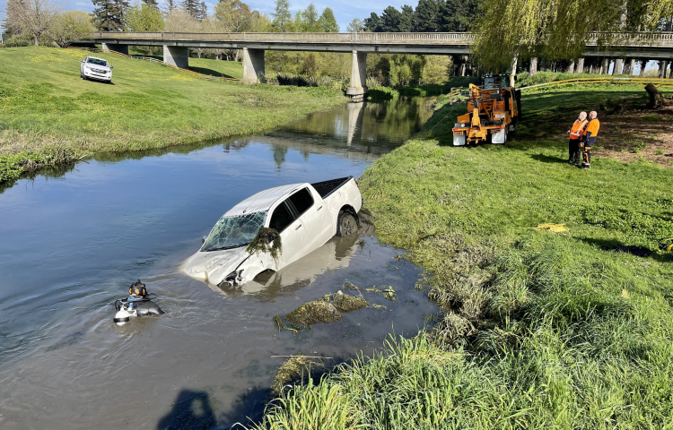 Crashed ute fished out Raupare Stream