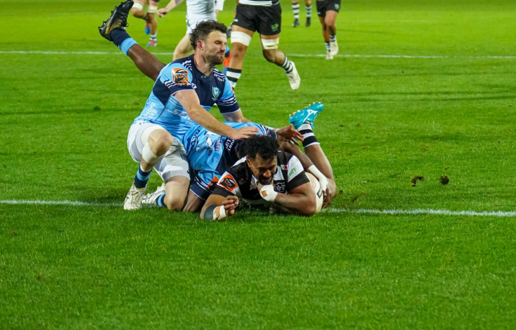 Late replacement shines as Magpies retain shield