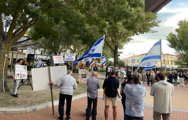 Pro-Israel rally held in Hastings interrupted by pro-Palestinian protestors