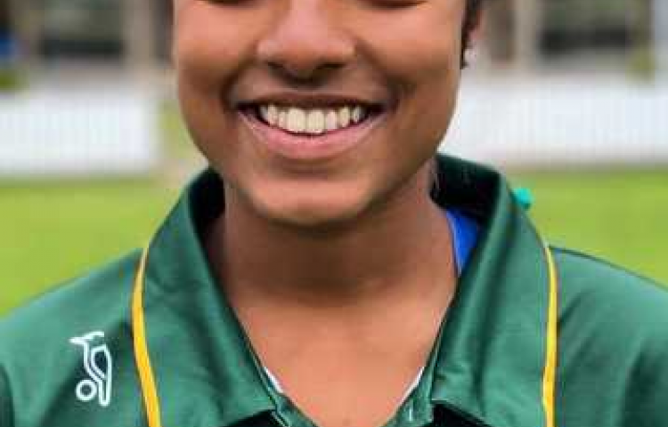 Schoolgirl scores Central Hinds contract