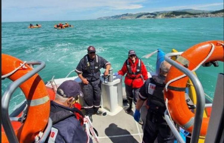Successful rescue training day on the water at Waimarama