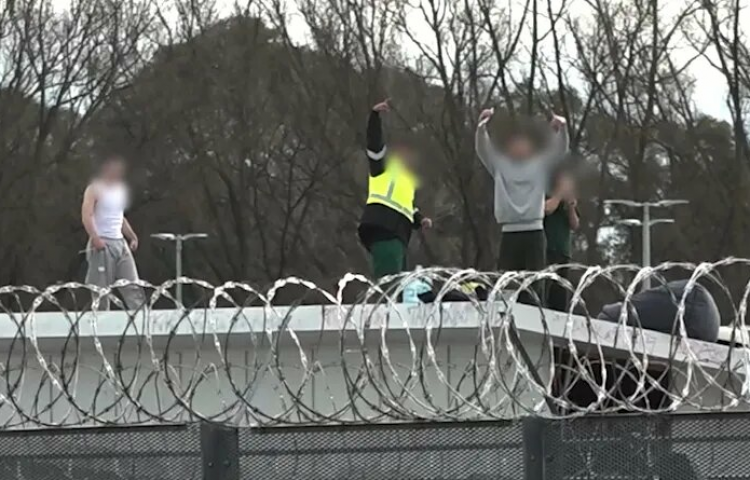 Video: Prison rooftop standoff ends