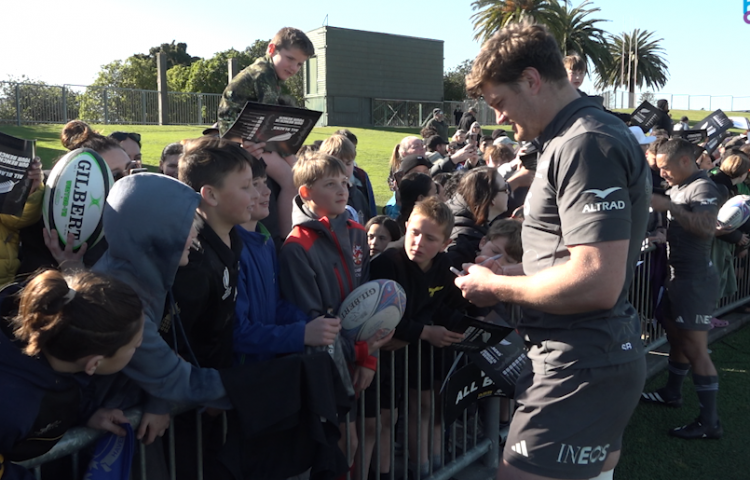 Video: 'Really cool to come and lift the spirits' - Fans delight at All Blacks open training session.